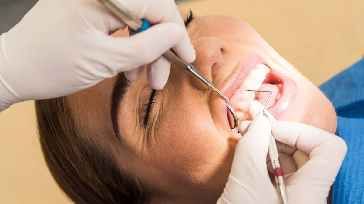 In der Zahnarztpraxis wird die Tiefe der Zahnfleischtaschen gemessen. Das ist der Bereich zwischen Zähnen und Zahnfleisch